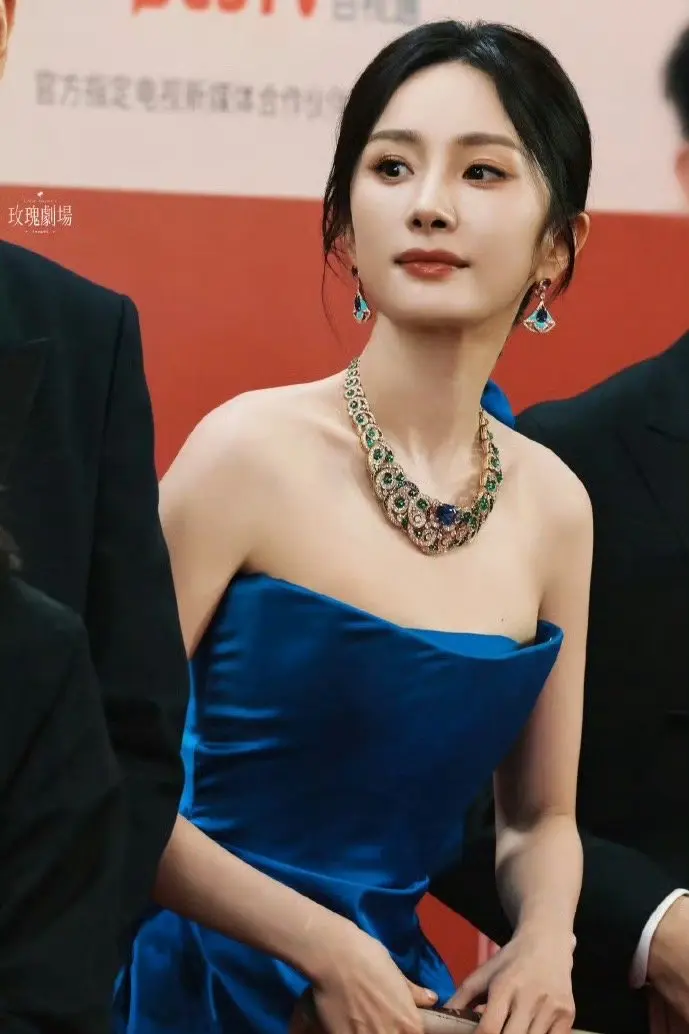 商务人士使用翻译软件